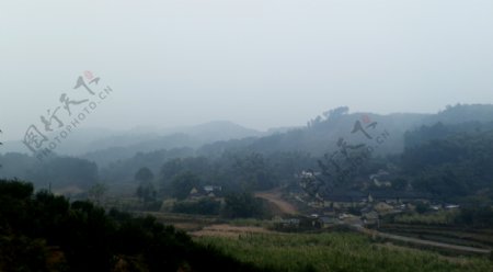 烟雨山村图片