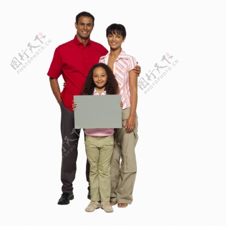 拿着空白广告牌的一家人图片
