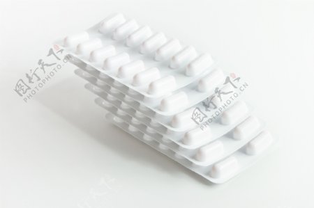 吸塑包装的白色药片叠