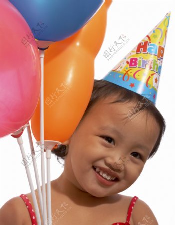 可爱的女孩与一个生日帽和气球