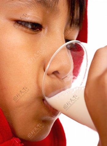 健康的孩子喝牛奶