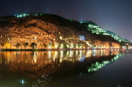龙门西山石窟夜景图片