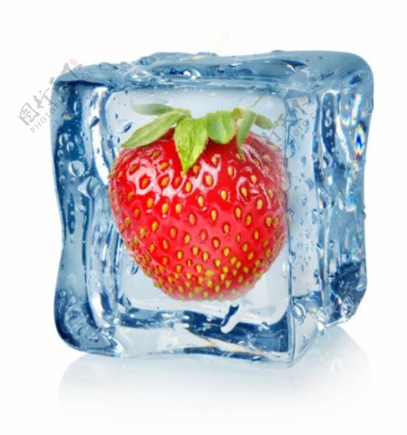 高清冰块中的草莓