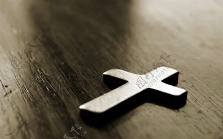 木地板上的十字架