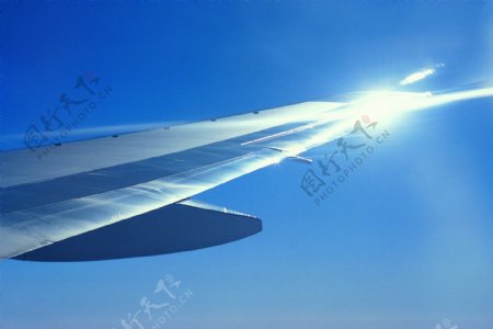 发光的飞机翅膀图片