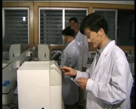 男女科学家做实验视频素材