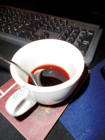 咖啡杯喝红酒图片