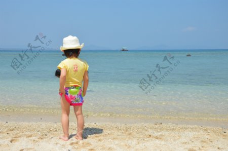海滩儿童背影图片