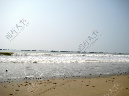 海边自然景色叠浪海滩图片