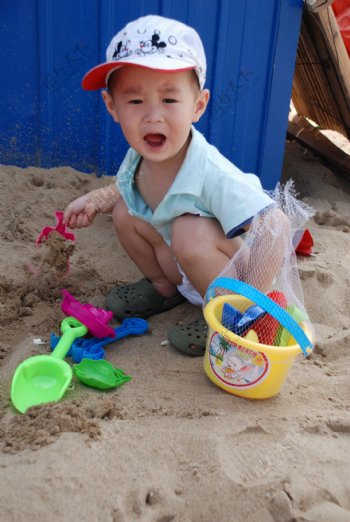 玩沙子的可爱宝贝图片