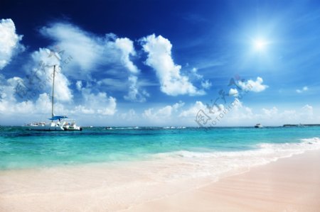 蓝天白云海洋帆船图片