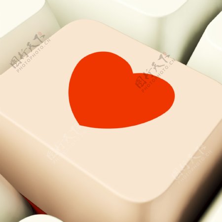 在粉红色的电脑钥匙显示为爱情和浪漫的心图标