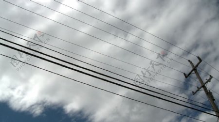 在电线杆上流动的云层素材视频素材
