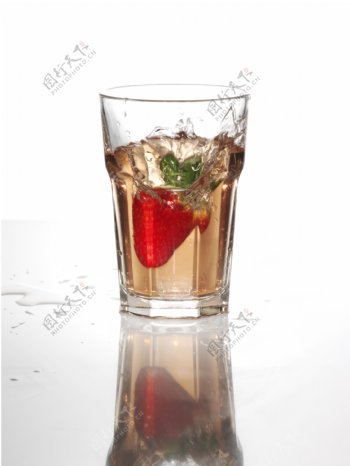 动感水花草莓饮料图片
