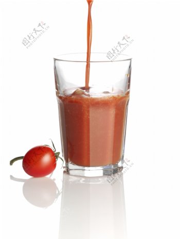 一杯蔬菜汁和西红柿图片