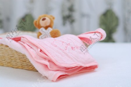 浴巾与玩具熊图片