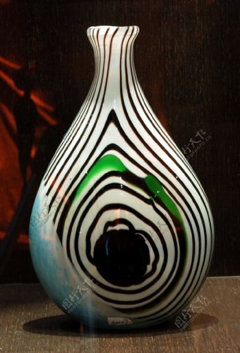 扁水滴螺旋纹花瓶图片