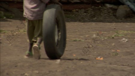 非洲男孩滚轮胎下路股票视频视频免费下载