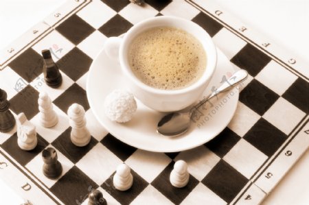 国际象棋盘上的一杯咖啡图片