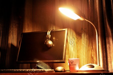 电脑和台灯图片