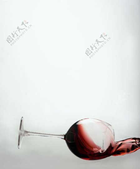 倒下的酒杯流出的红酒图片