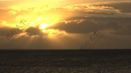 明亮的黄色太阳在天空的海洋股票视频视频免费下载
