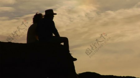 情侣坐在岩石股票视频剪影视频免费下载