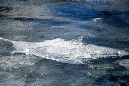 春天融化的冰层图片