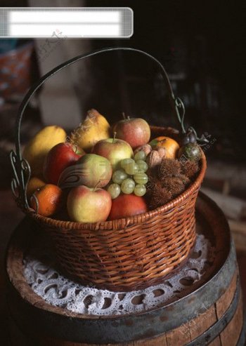jpg收获季节瓜果水果篮子水果礼品篮子苹果梨葡萄桔子
