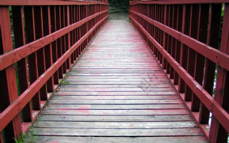 干净的红木桥