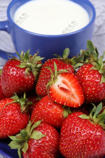 新鲜草莓牛奶图片