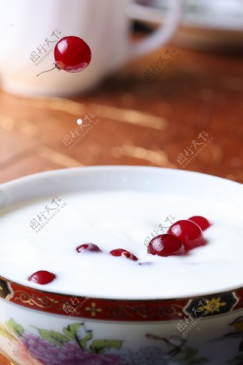 牛奶和樱桃图片