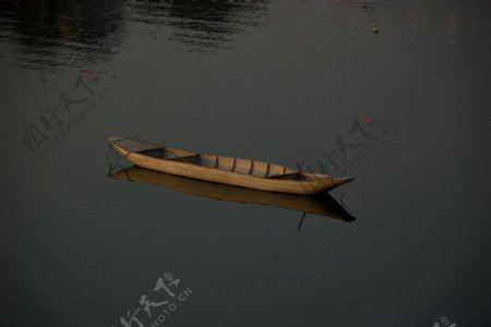 水面孤舟