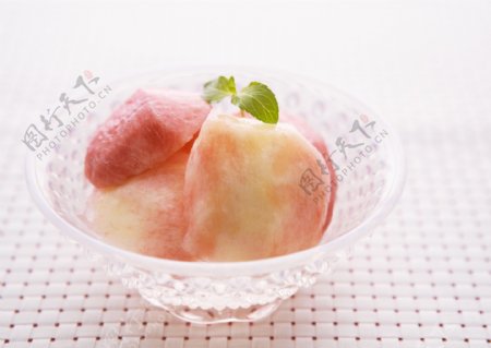 透明碗里的桃子切块高清图片下载