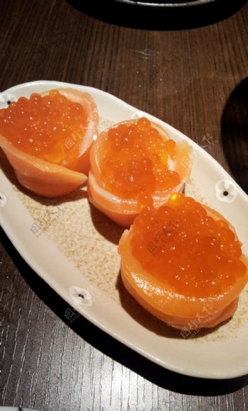三文鱼子酱寿司刺身图片