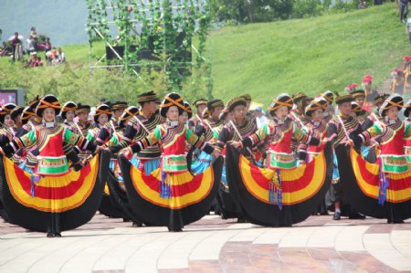 彝族舞蹈图片