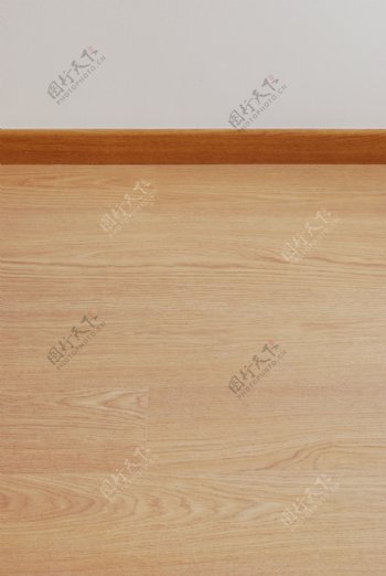 木镶木地板和白色的墙空间复制