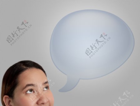 女人在蓝色空白的讲话泡沫的灰色背景的思考