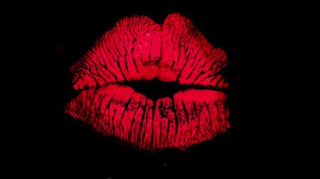 黑暗的背景口红的嘴唇运动的背景视频免费下载