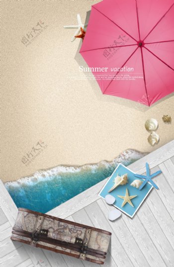 海滩上的旅行箱和红色雨伞