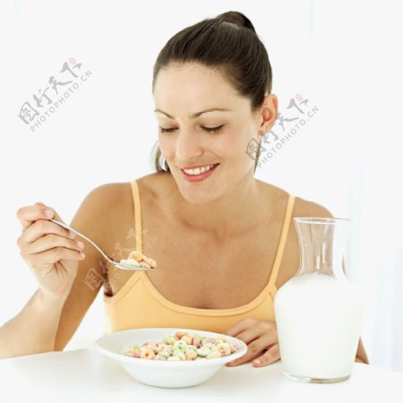 喝牛奶吃营养早餐的美女图片