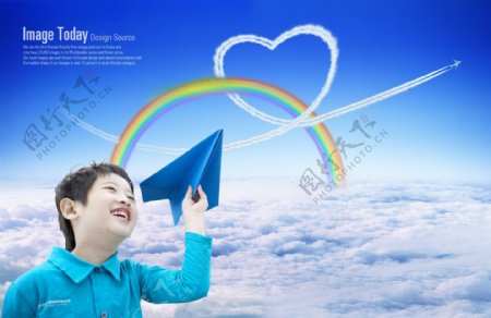 彩虹和拿着纸飞机的男孩