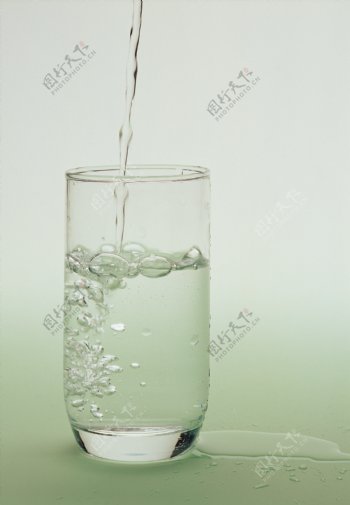 水水滴纯净晶莹剔透水域水珠水纹水杯湿润涟漪洒水旋涡水泡