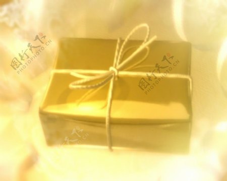 旋转着的金色礼物盒子视频素材