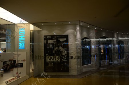 商场橱窗一侧展示图片