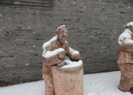 雪后雕像图片