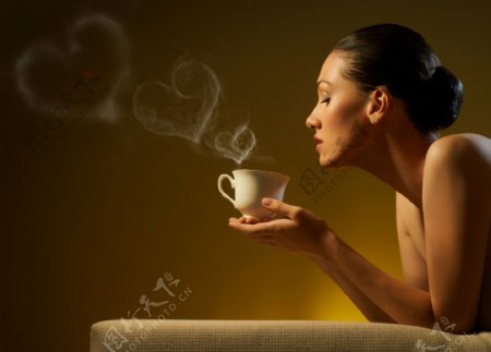 喝咖啡的女人图片