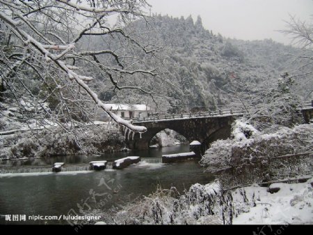 雪中桥梁图片