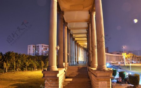 广场一角的罗马柱走廊图片