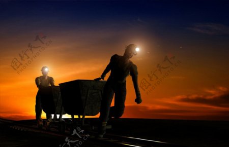 夕阳下的煤炭工人图片